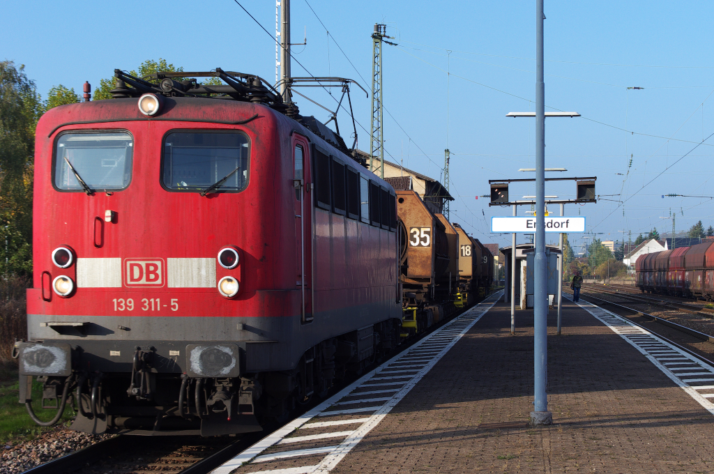 Die Tage der Baureihe 140/139 sind wohl gez�hlt. Im Saarland sind die Maschinen noch h�ufiger anzutreffen. Die ehemalige  Schwarzw�lderin  139 311-5 ist am 24.10.2012 am Suppendel eingesetzt. Hier bei der Durchfahrt in Ensdorf Saar aus Dillingen/H�tte kommend. Wenn die Torpedowagen mit 1200� hei�em Fl�ssigeisen am Bahnsteig vorbei rauschen, wird es nicht nur warm ums Herz.