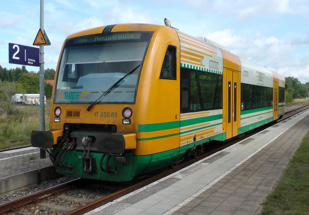 Die Tage des Haltes in Wesenberg knnten fr VT 650 089 gezhlt sein.
Der Betrieb auf der vor einiger Zeit sanierten Strecke Neustrelitz -  Mirow , die durch die ODEG bedient wird , knnte vor dem  aus stehen, Plakate einer Brgeinitiative in Wesenberg wiesen darauf hin.
04.09.2012   09:29 Uhr aufgenommen