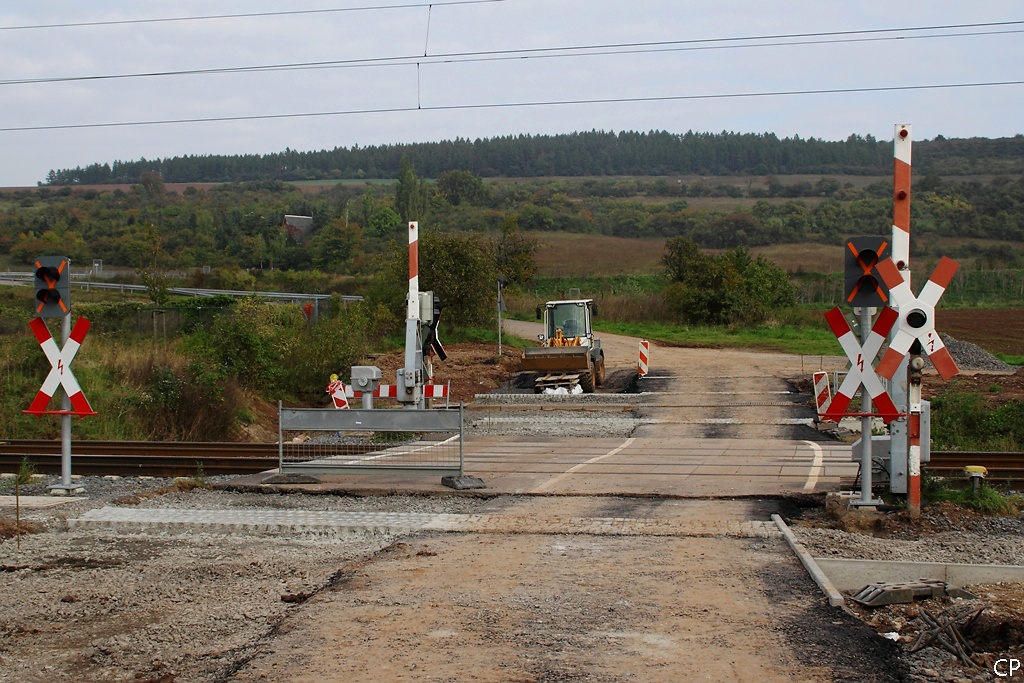 Die Tage dieser HS-64c-Anlage bei Hohlstedt sind bald gezhlt - die neuen LSA und die Schrankenantriebe stehen schon. Da das Blinklicht im Andreaskreuz bei der Wiedervereinigung nicht ins aktuell gltige Regelwerk aufgenommen wurden, mssen alle Anlagen diese Typs (immernoch mehrere hundert) im Rahmen des sogenannten  Blinklichtprogramms  ersetzt oder umgebaut werden. In diesem Fall werden Schranken und Blinklicht durch einen Neubau ersetzt. (1.10.2010)
