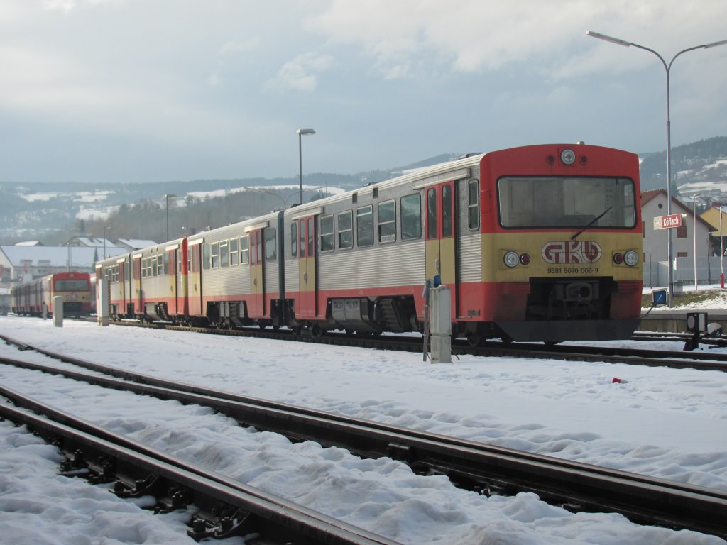 Die Tage der Reihe VT70 auf der Graz Kflacher Eisenbahn sind wohl bald gezhlt, noch sind sie aus dem Umlaufplan aber nicht wegzudenken. Hier warten 4 Triebwagen, allen Vorran 5070.06 auf Ihren nchsten Einsatz am Montag.
Kflach 15.12.2012