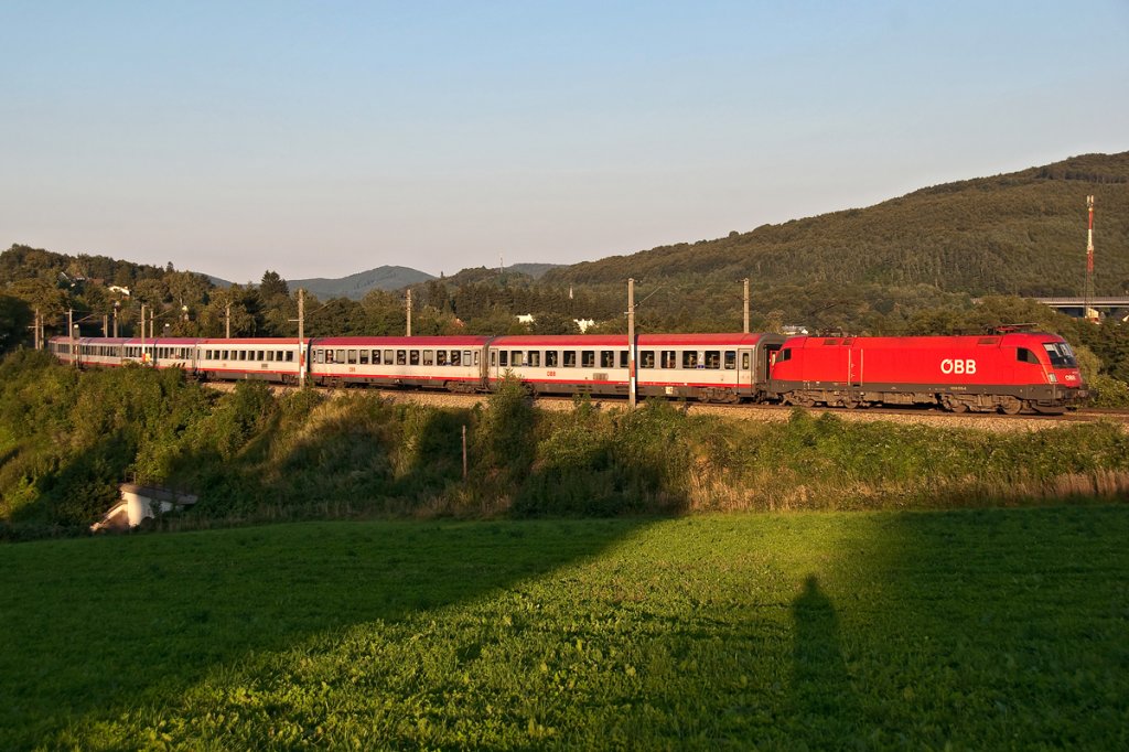 Die Tage werden wieder merkbar krzer. Nach dem OIC 744 (Wien - Salzburg) war es mit dem letzten Sonnenlicht bei Drwien rasch vorbei. Die Aufnahme enstand am 17.08.2011 um 19:07.