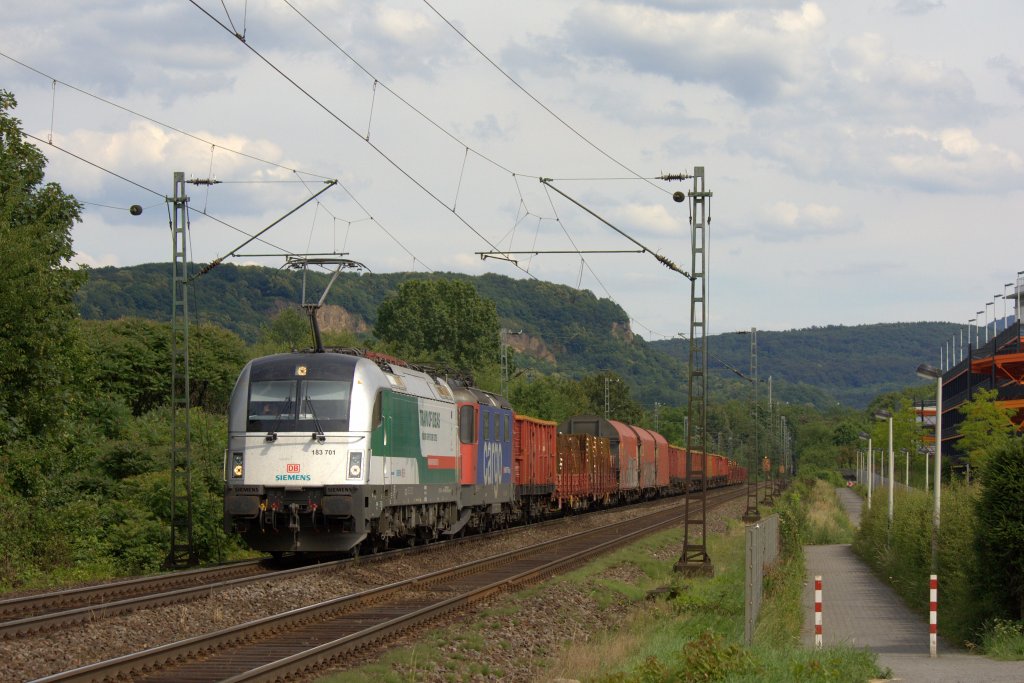 Die TAIN OF IDEAS Lok 183 701 fuhr am 12.06.2011 mit der 421 380-7 durch Bonn-Limperich.