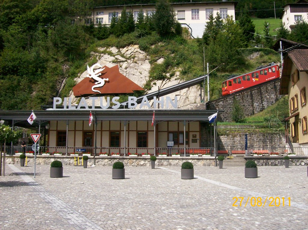 Die Talstation der Piltaus Bahn im Hintergrund der Piltus-Drachen und Wagen 21 der Piltus Bahn am 27.08.2011!