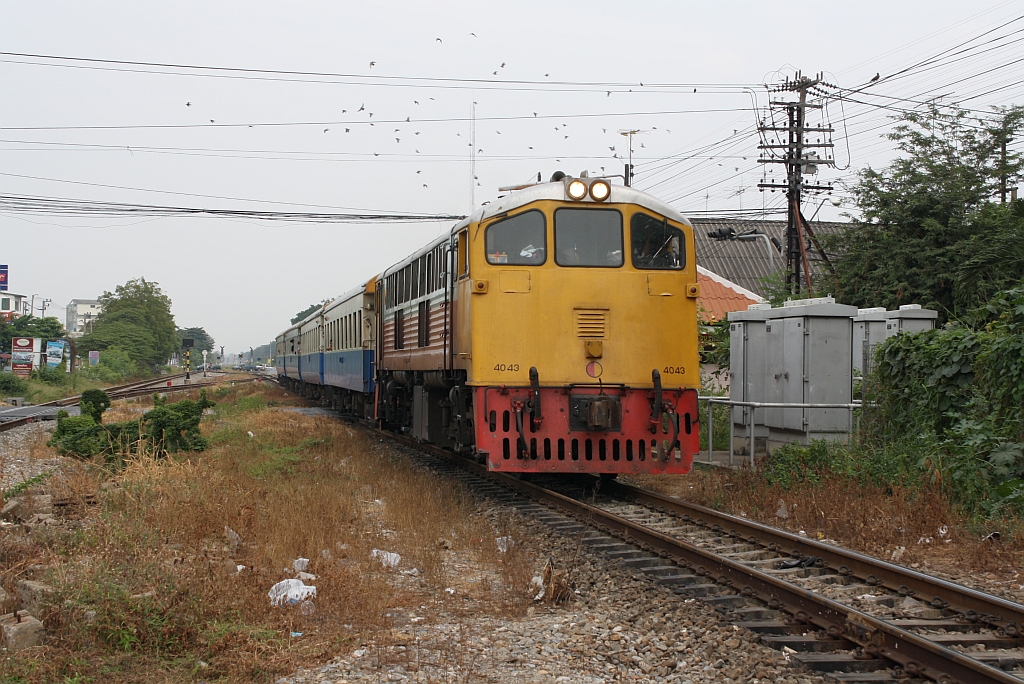 Die Tauben f�hlen sich durch die GEK 4043 (Co'Co', de, General Electric, Bj.1966, Fab.Nr. 35949) sichtlich gest�rt. Einfahrtsbereich des Bf. Nakhon Pathom am 06.Dezember 2010.