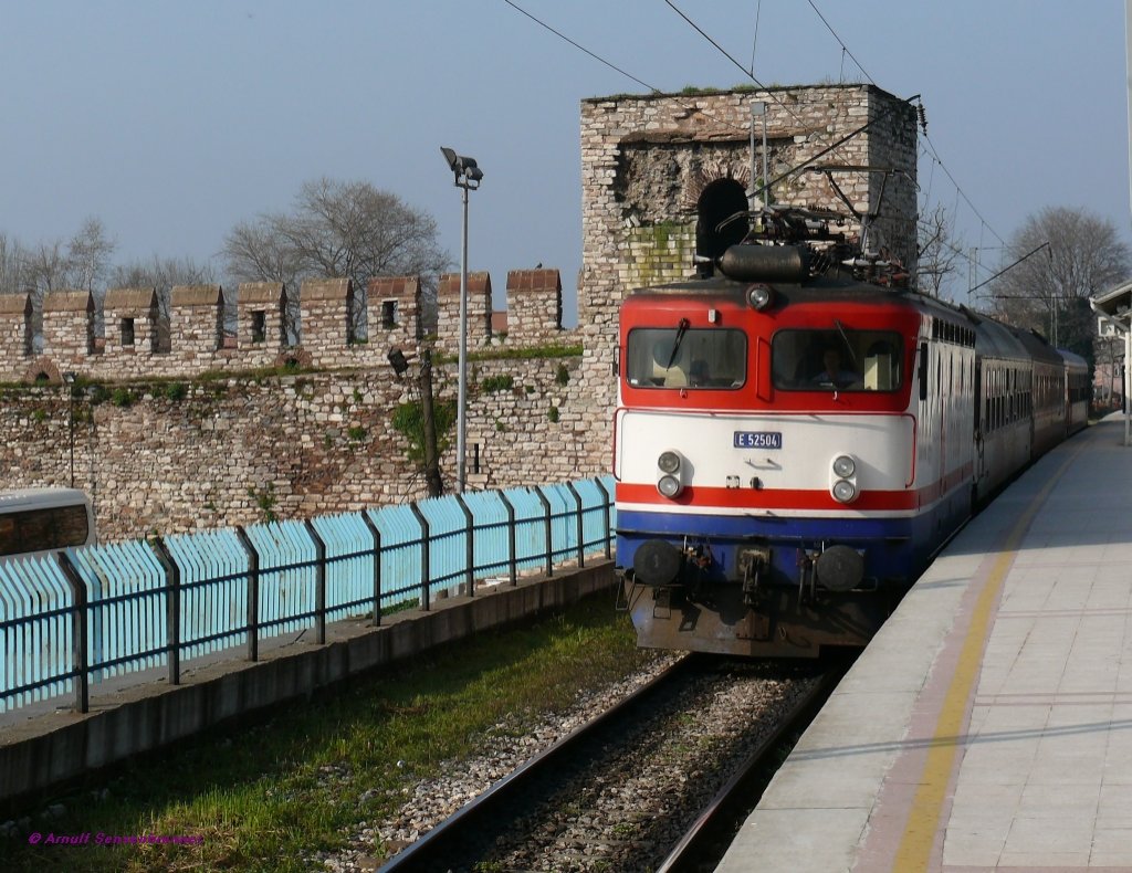 Die TCDD E52504 ist mit dem aus nur drei Wagen bestehenden internationalen Schnellzug D491 aus Sofia mit zirka 40 Minuten Versptung kurz vor dem Endziel  Istanbul-Sirkeci.
In Gegensatz zur trkischen Lok (die aus Bosnien-Herzegowina stammt) wirken die bulgarischen und rumnischen Wagen des Zuges  ziemlich ungepflegt. 
Istanbul-Cankurtaran 

11.04.09
