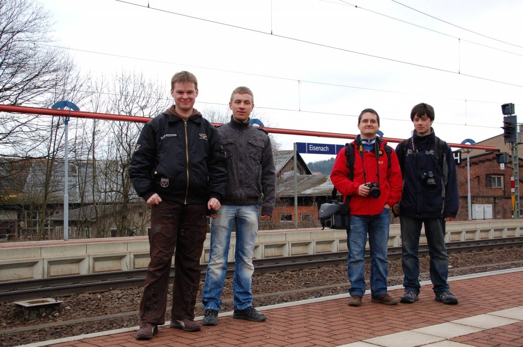 Die Teilnehmer des Bahnbilder-Treffen vom 20.03.10 auf einem Bild: v.l.n.r.: Meine Wenigkeit, Kevin Schmidt, Stefan Mller und Christopher Ptz; nicht zuvergessen das Bahnhofsschild was unbedingt mit auf´s Bild wollte.