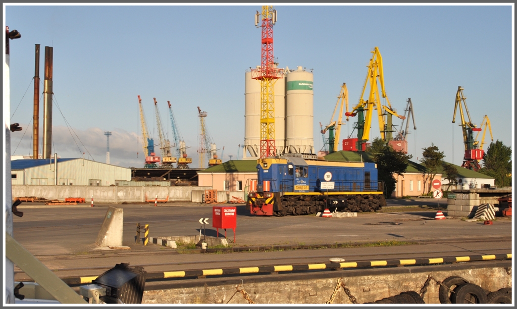 Die TEM18 D 013 schob einen langen Zug mit Alurollen in den Hafen von Kaliningrad und befindet sich jetzt auf der Rckfahrt. (07.06.2012)