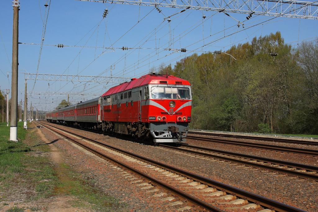 Die TEP 70 0347 donnert am 29.4.2012 mit einem Schnellzug nach Vilnius durch den kleinen Landbahnhof Zasliai in Litauen.