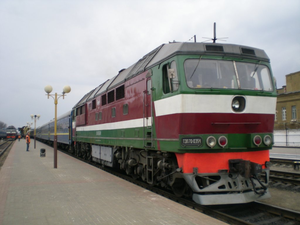 Die TEP70-0354 mit einem Schnellzug nach St. Petersburg in Gomel am 01.04.2010 um 16:55 Uhr bei der Abfahrt. Die Lok ist Baujahr 1993 und produziert bei der langsamen Anfahrt im Bahnhof, aus fotografischer Sicht leider, keine sichtbaren Abgase. 
