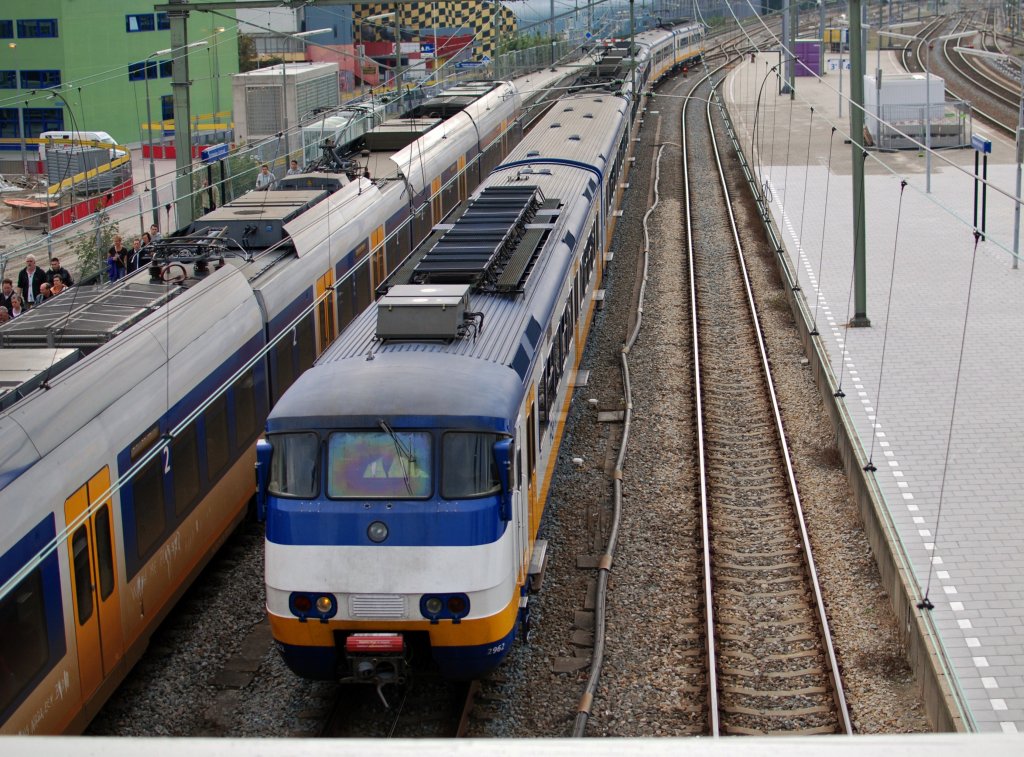 Die Tf bringt Sprinter 2962 und 2132 von Hoek v Holland nach Rotterdam CS, hier kurz fur Einfahrt in Rotterdam am 05.10.2010.