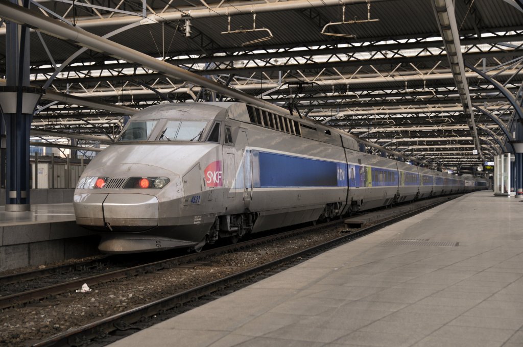 Die TGV Atlantique 4521, ist beinahe 30 jahre alt, hier mit TGV nach Marseille am 03.03.2012.