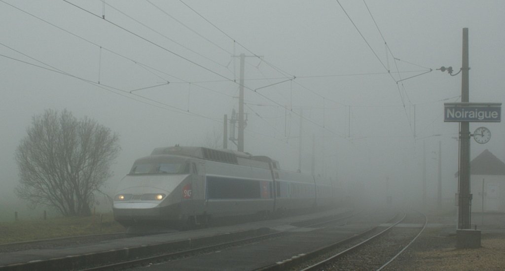 Die TGV Lyria Zugspaare 9281/9288 werden auf den Fahrplanwechsel eingestellt und wie man sieht, sind sie schon heute kaum mehr zu sehen: 
TGV 9281 von Paris nach Bern in Noiraigue am 7. Dezember 2009.