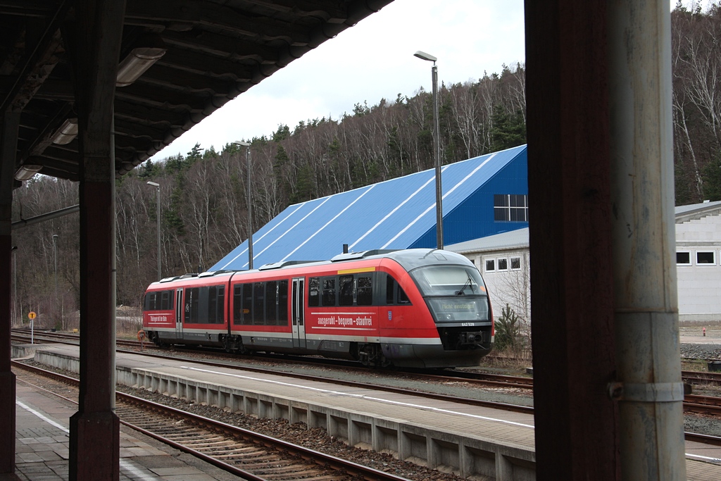 Die thüringer Rennmaschine 642 528/028 (2x 390kW) abgestellt in Zeulenroda unt. Bf am 04.04.2010. Sie war anläßlich des Wandertages von MDR1-Radio Thüringen als Verstärker-VT mit RB16463 gekommen und wartet nun hier um nachmittags die Wanderer zurück zu bringen.