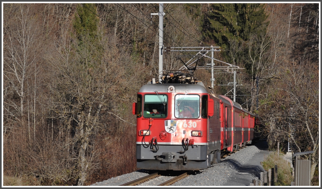 Die tiefstehende Sonne blendet auch die Lokfhrer in der Ge 4/4 II 630  Trun  des RE1253 zwischen Reichenau-Tamins und Trin. (21.11.2011)