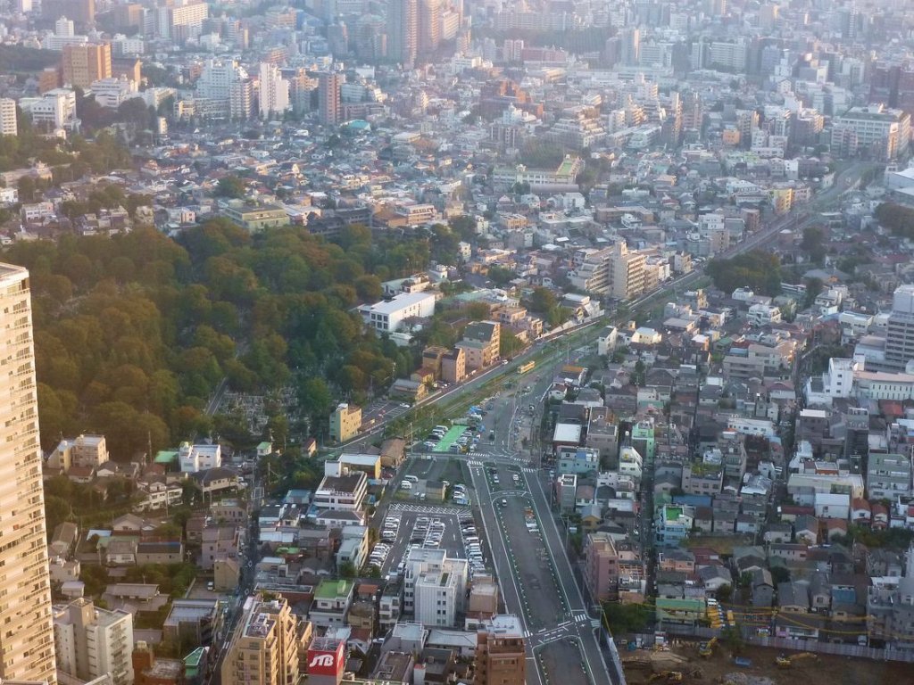 Die Tokyo Strassenbahn, von weit oben gesehen. 10.Oktober 2011. 