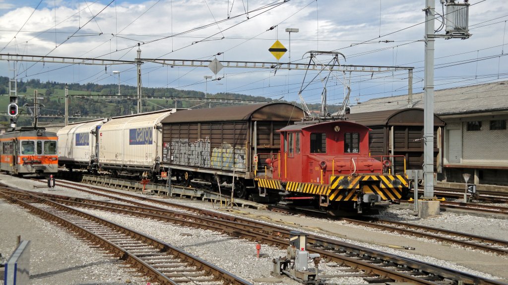 Die tpf Rangierlok Te 2/2 11 hat am 04.10.10 bei der Rollschemmelanlage von Bulle 3 gedeckte SBB Cargo Wagen am Haken. Die beiden weissen Khlwagen sind beladen mit Nestl-Produkte, hchstwahrscheinlich mit Schoggi. 