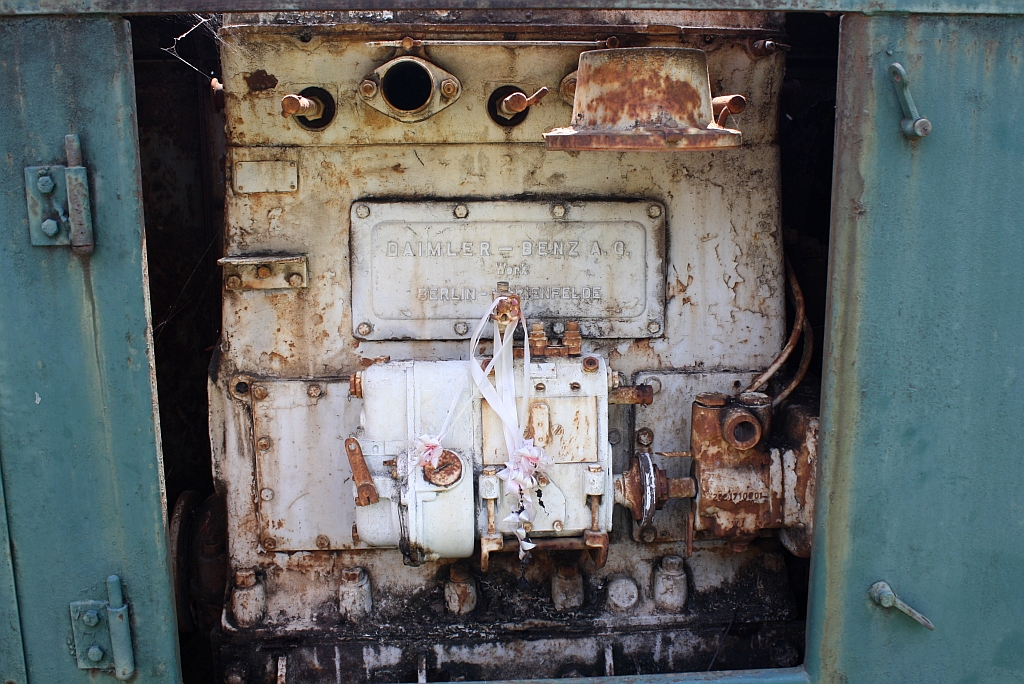 Die TPI-Ko Kha No.10 (B-dm, 750mm, DIEMA - Type DS60, Bauj. 1956, Fabr.Nr. 1919) hat noch den Originalmotor, einen Mercdes-Benz M203B, Nr. 65.01259 aus dem Werk Berlin-Marienfelde. Bild vom 25.Oktober 2011 in Ko Kha.