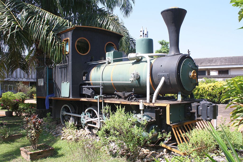 Die TPI-Wang Khapi No.1 (ex PRC(Paknam Railway Company) Nr.4  Samrong , 1Bt-n2, Krauss/Mnchen, Bauj. 1908, Fabr.Nr. 5987) kam 1940 von der Hiep Seng Forestry Line zur Thai Sugar Mill Co. und bediente das ca. 1 Km lange meterspurige Anschlussgleis zwischen der Zuckerfrabik und der Staatsbahn in Wang Khapi. Die Lok erhielt den Kessel der TPI-Ko Kha No.5 (Orenstein&Koppel, Bauj. 1935, Fabr.Nr. 12607). Wang Khapi am 26.Oktober 2011.

