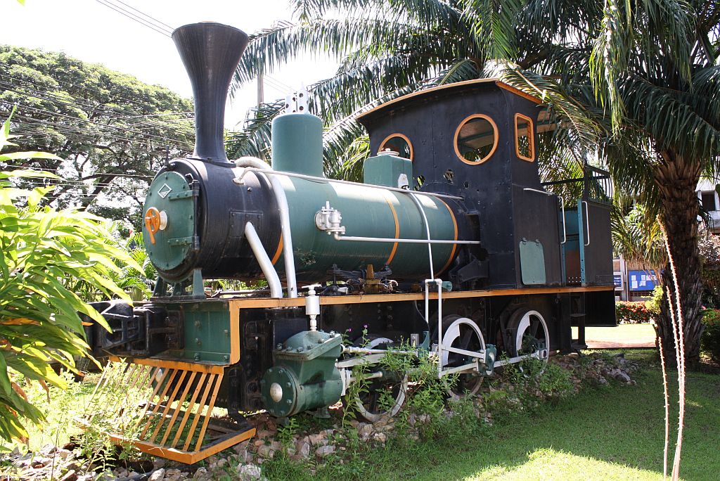 Die TPI-Wang Khapi No.1 (ex PRC(Paknam Railway Company) Nr.4  Samrong , 1Bt-n2, Krauss/Mnchen, Bauj. 1908, Fabr.Nr. 5987) kam 1940 von der Hiep Seng Forestry Line zur Thai Sugar Mill Co. und bediente das ca. 1 Km lange meterspurige Anschlussgleis zwischen der Zuckerfrabik und der Staatsbahn in Wang Khapi. Die Lok erhielt den Kessel der TPI-Ko Kha No.5 (Orenstein&Koppel, Bauj. 1935, Fabr.Nr. 12607). Wang Khapi am 26.Oktober 2011.
