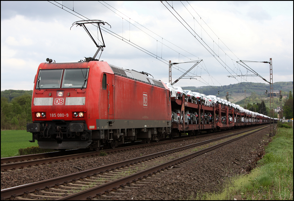 Die Traktion der vollen AUDI-Zge liegt in den Hnden der Baureihe 152, 185 oder 189. Die Baureihe 140 ist leider in diesen Aufgaben nicht zu finden... Whrend am Morgen schon ber 20 Autotransportwagen nach Osnabrck gebracht wurden, ist am Abend des 30.04.2010 die 185 080 (9180 6185 080-9 D-DB) mit dem CSQ 60058, Ingolstadt-Nord - Osnabrck Rbf, bei Hohenlimburg auf dem Weg nach Norden.