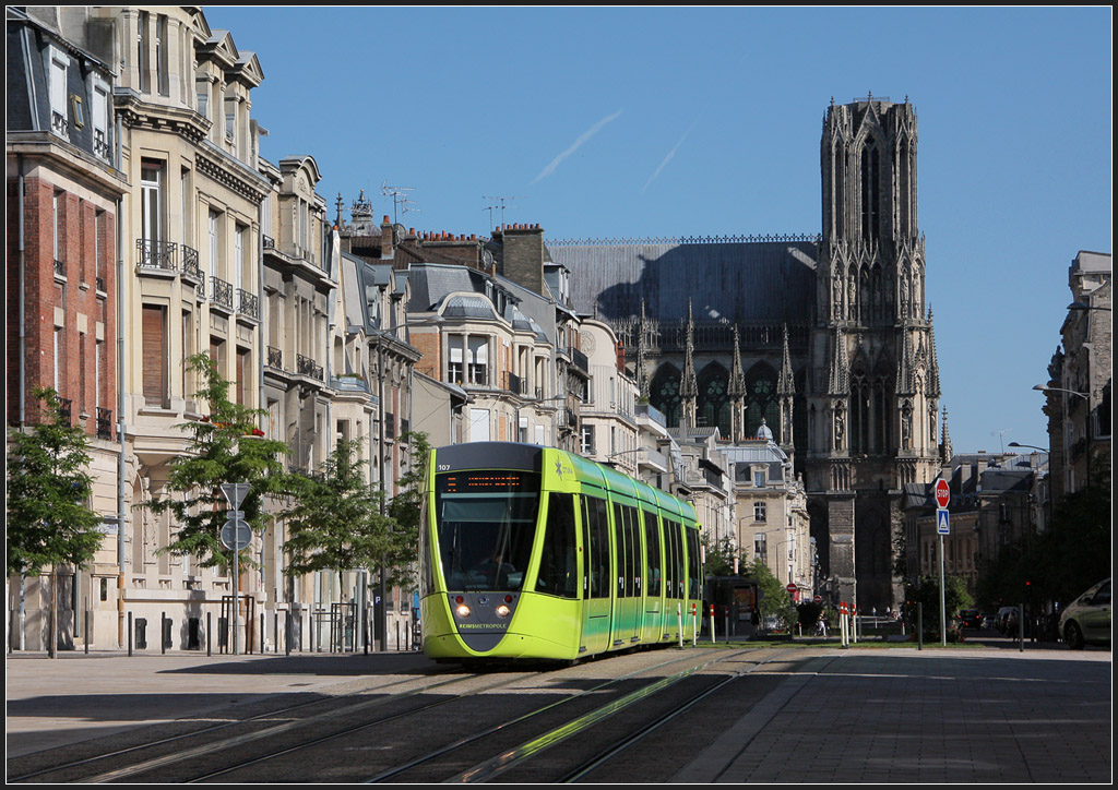 Die Tram und die Kathedrale II - 

Um in dieser Sichtachse zur Kathedrale den Blick unverstellt zu lassen, wurde für die Straßenbahn hier das Unterleitungssystem gewählt. Tram 107 hat die Haltestelle  Longlet  in Richtung Gare Centrale verlassen. 

23.07.2012 (M)
