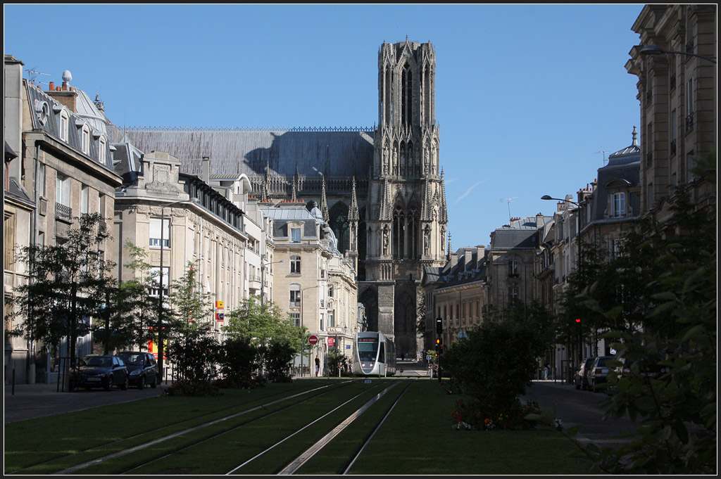 Die Tram und die Kathedrale III - 

Blick von der Haltestelle  Longlet  zur Kathedrale mit Citadis-Tram 117. 

23.07.2012 (M)