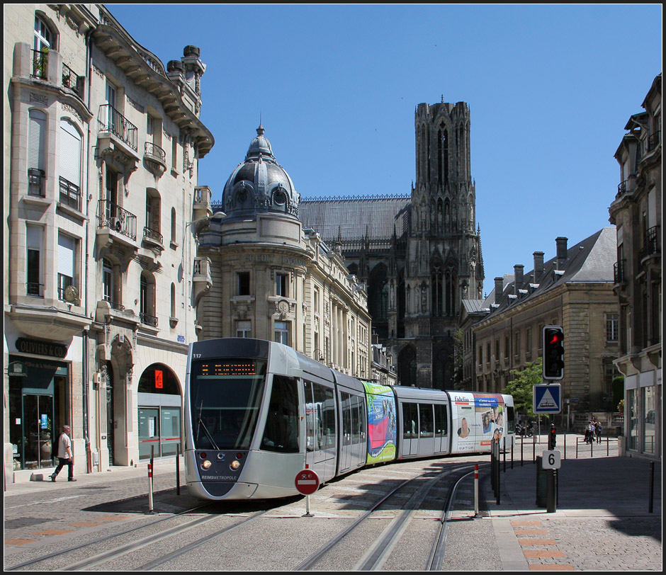 Die Tram und die Kathedrale IV - 

Tram 117 am Ende der Kurve mit der Reimser Kathedrale im Hintergrund. 

23.07.2012 (M)