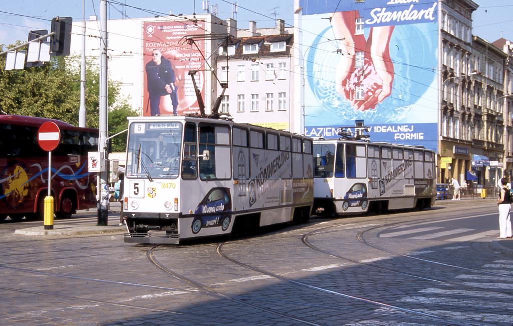 Die Tram Linie 5 wird hier am 28.6.2004 von dem Konstal 105 Typ mit der Nummer
2470 in Hhe des Hotels  Holiday Inn  in Wroclaw (Breslau) befahren.