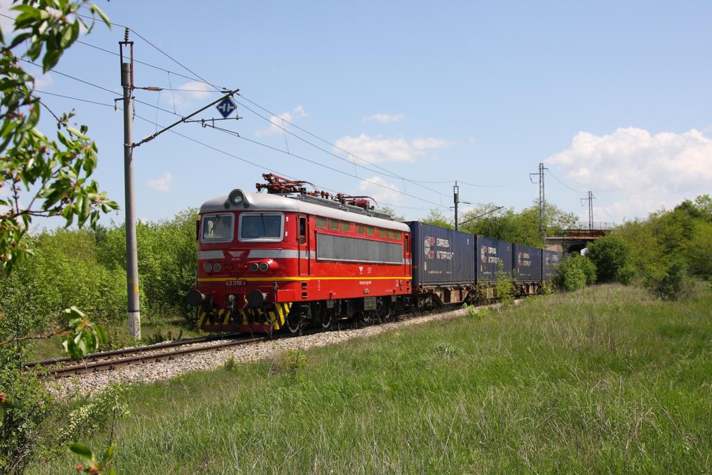 Die Transitstrecke zwischen Bulgarien und Serbien bei Aldomirovtzi ist eingleisig
und elektrifiziert. Am 5.5.2013 war kurz vor dem Bahnhof Aldomirovtzi die bulgarische 43310 mit einem Container Zug in Richtung Serbien unterwegs. 