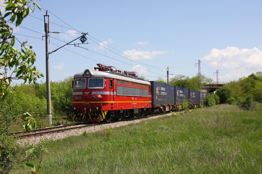 Die Transitstrecke zwischen Bulgarien und Serbien bei Aldomirovtzi ist eingleisig
und elektrifiziert. Am 5.5.2013 war kurz vor dem Bahnhof Aldomirovtzi die bulgarische 43310 mit einem Container Zug in Richtung Serbien unterwegs. 