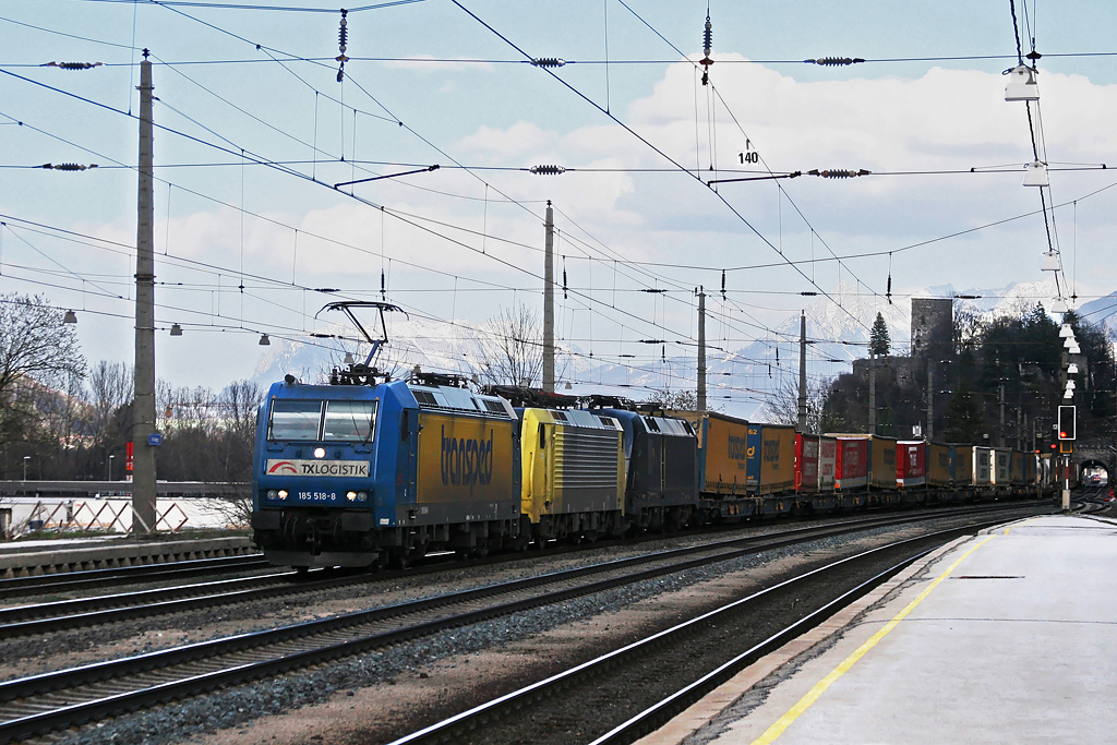 Die Transped 185 am Transped KLV: 185 518 + 189 909 + 182 529 mit DGS 43101 „Transped“ am 26.03.2010 in Brixlegg, leider mit dunkler Fotowolke. Wer genau hinschaut, kann auch schon den im Block folgenden GZ mit rotem Taurus erkennen.