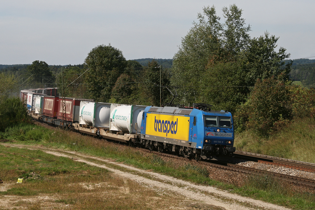 Die Transped Werbelok 185 518 von TXL war am 12.09.2010 mit einem KLV Zug zum Brenner unterwegs. Aufgenommen bei Ostermnchen.