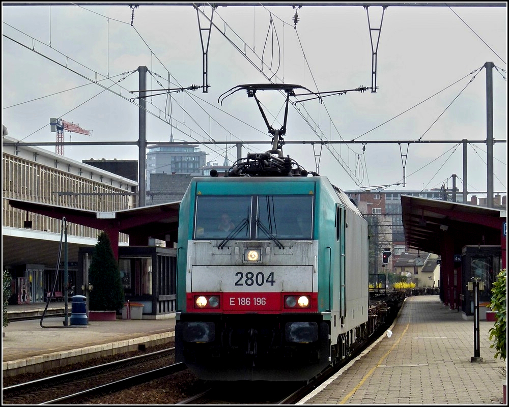 Die TRAXX 2804 durchfhrt am 11.03.2011 mit einem leeren Gterzug den Bahnhof von Hasselt. (Jeanny)