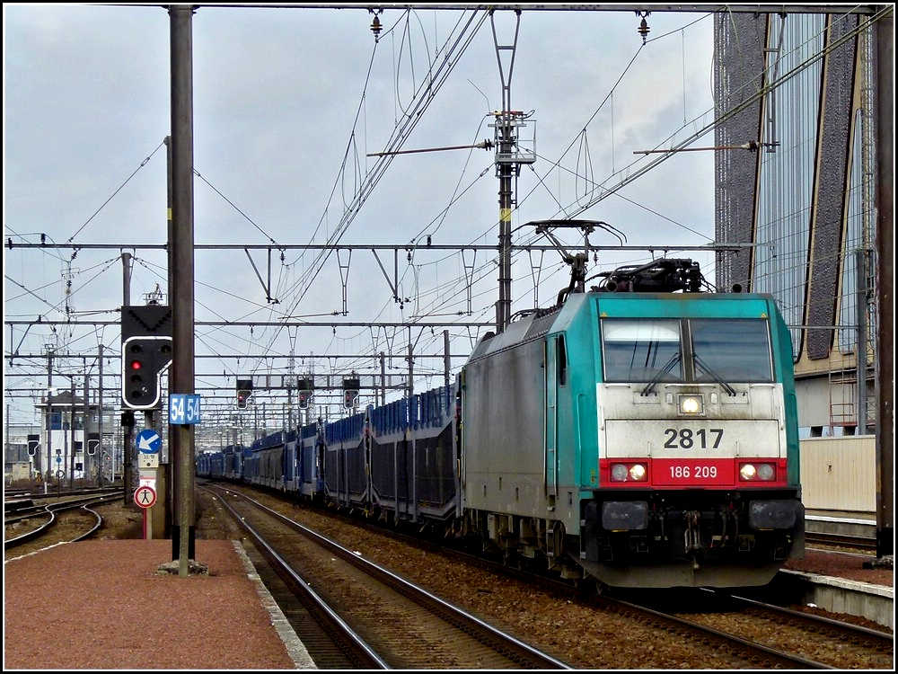 Die TRAXX 2817 zieht am 11.03.2011 einen leeren Gterzug durch den Bahnhof von Hasselt. (Jeanny)