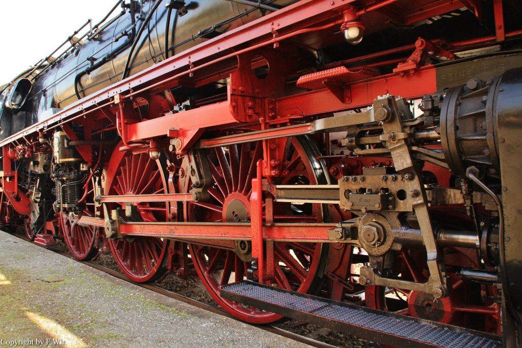 Die Treibrder mit  Kuppelstange der 03 1010 am Zug 75945 im Eisenbahnmuseum Bochum-Bahlhausen am 20.04.13.