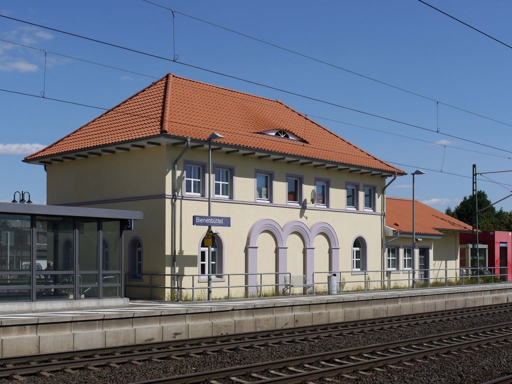 Die Tren gleisseitig zugemauert, aber ansonsten in ansehnlichem Zustand: ehemaliges EG Bahnhof Bienenbttel - von Lneburg kommend gesehen; 14.08.2012
