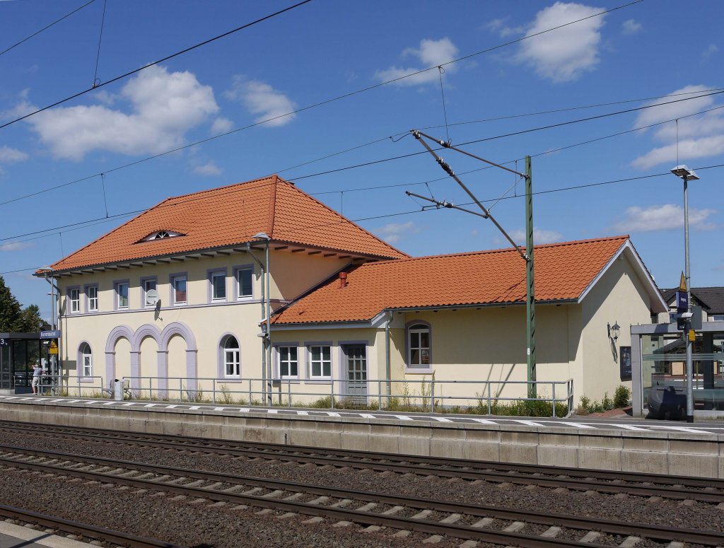 Die Tren gleisseitig zugemauert, aber ansonsten in ansehnlichem Zustand: ehemaliges EG Bahnhof Bienenbttel - von Uelzen kommend gesehen; 14.08.2012
