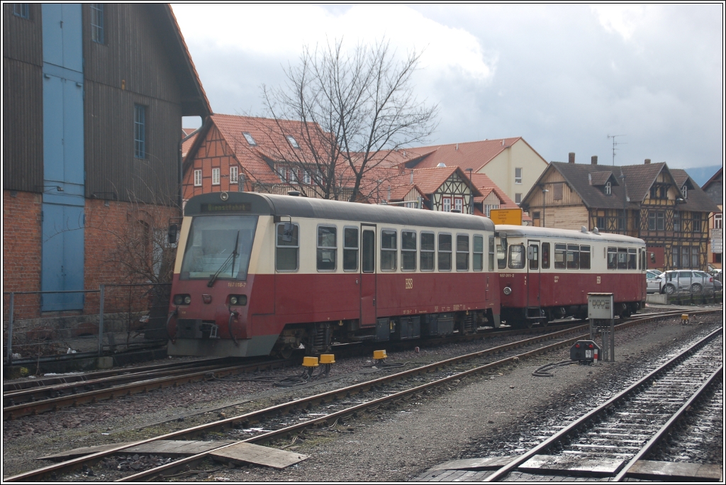 Die Triebwagen 187 018-7 und 187 011-2 der Harzer Schmalspurbahnen fuhren als Dienstfahrt am 26. Februar 2010  den Bahnhof Wernigerode ein.