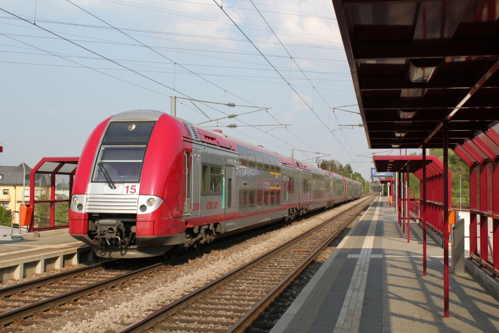 Die Triebwagen 2205 und 2212 passieren am 22. April als Regionalexpress nach Longwy den Haltepunkt Lamadeleine(lux:Rolleng). Aufgrund eines Fahrzeugausfalls in Rodange wurde der Verband jedoch in Rodange getrennt und nur 2205 fuhr in die franz�siche Grenzstadt.
2212 erstze den ausgefallenen Triebzug und fuhr kurze Zeit sp�ter als Regionalbahn �ber Dippach nach Luxemburg zur�ck.