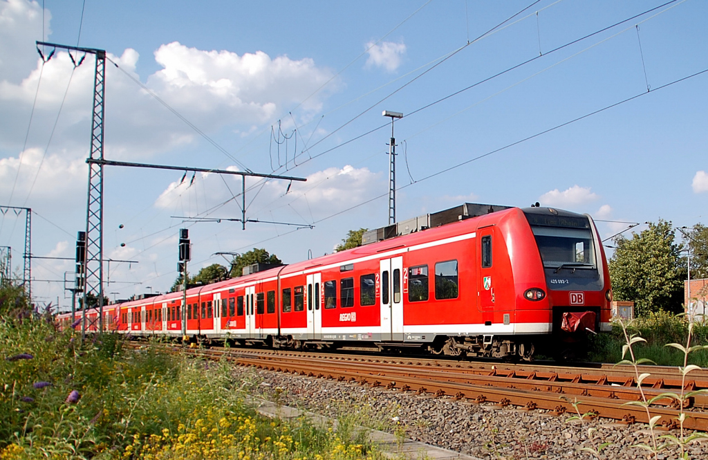 Die Triebwagen 425 093-2 und 425 091-6 fahren als RE8 aus dem Rheydter Hbf aus  in Richtung Odenkirchen. Ziel der Fahrt ist Koblenz Hbf. 15.7.2011