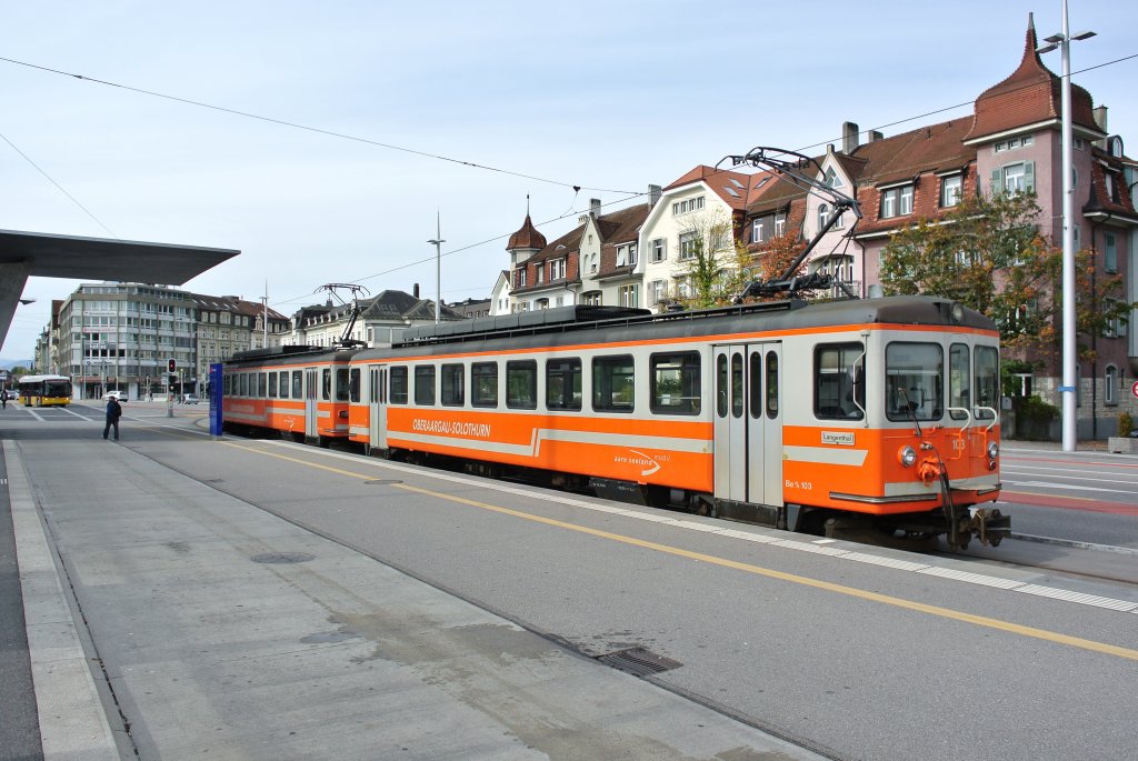 Die Triebwagen Be 4/4 103+104 stehen als Ersatz-Regio in Solothurn, Gleis 21, Abfahrbereit in Richtung Niederbipp-Langenthal. Diese orangen Pendel prgten das  Bipperlisi  Jahre lang. Wobei jeweils ein Trieb- und ein Steuerwagen zusammengehngt waren. Seit der Ablieferung der neuen  Star-Zge  sind diese schnen Triebwagen nur noch eiserne Reserve. Da mittlerweile die meisten Steuerwagen ausrangiert sind, verkehren die Triebwagen in Doppeltraktion, 13.10.2012.