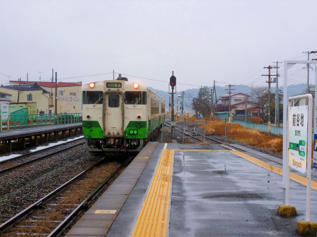 Die Triebwagen der Kesennuma-Linie: Grundsätzlich waren die Triebwagenpaare Serie KIHA 48 im grün/weissen Anstrich (Baujahre 1979-82) hier eingesetzt. Seit der Tsunami-Katastrophe und der Zerstörung des grössten Teils der Kesennuma-Linie - ebenso wie von zwei KIHA 48-Kompositionen - verkehren diese Züge nur noch in Richtung Ishinomaki. Im Bild Einfahrt des Zuges KIHA 48 1511 + KIHA 48 501 in Maeyachi. 15.Februar 2013. 