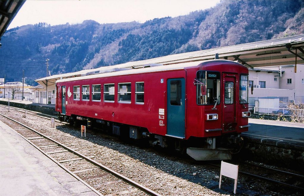 Die Triebwagenserie 301-307 bildet heute das Rckgrat der Bahn; gebaut 1998 (dazu kommen 1 anderer und 3 ganz neue Wagen). Hier steht 301 in Guj Hachiman, 18.Februar 2007. 