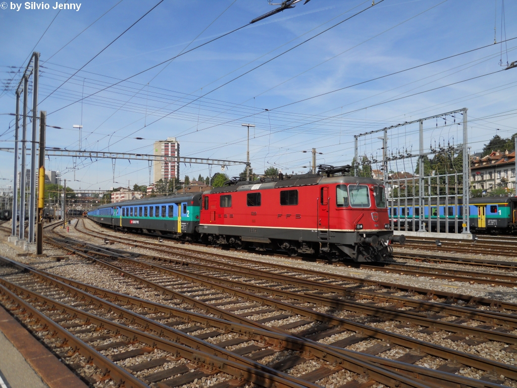 Die ''Truurlmpli-BoBo'' am 2.9.2010 vor einem Dispozug in Bern. Die Re 4/4'' 11229 wurde versuchsweise mit LED-Lampen und einem weiteren Spiegel auf der Lokfhrerseite ergnzt, des weiteren erhielt die Lok (nur knapp sichtbar) ein KESO-Trschloss. Diese Umbauten geschahen alles im Rahmen des Umbau zu den Einschaltzgen der S-Bahn Zrich. Wo in den DPZ den B durch einen Niederlfurigen-Zwischenwagen ergnzt werden soll. Die so berzhligen DPZ-B werden je hinten und vorne mit einer Re 420 bespannt, und so zur HVZ eingesetzt.