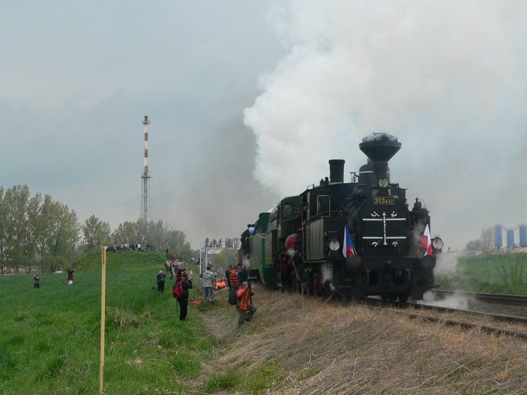 Die tschechiche 313 432 fhrt an. Wolsztyn, 1.5.2010