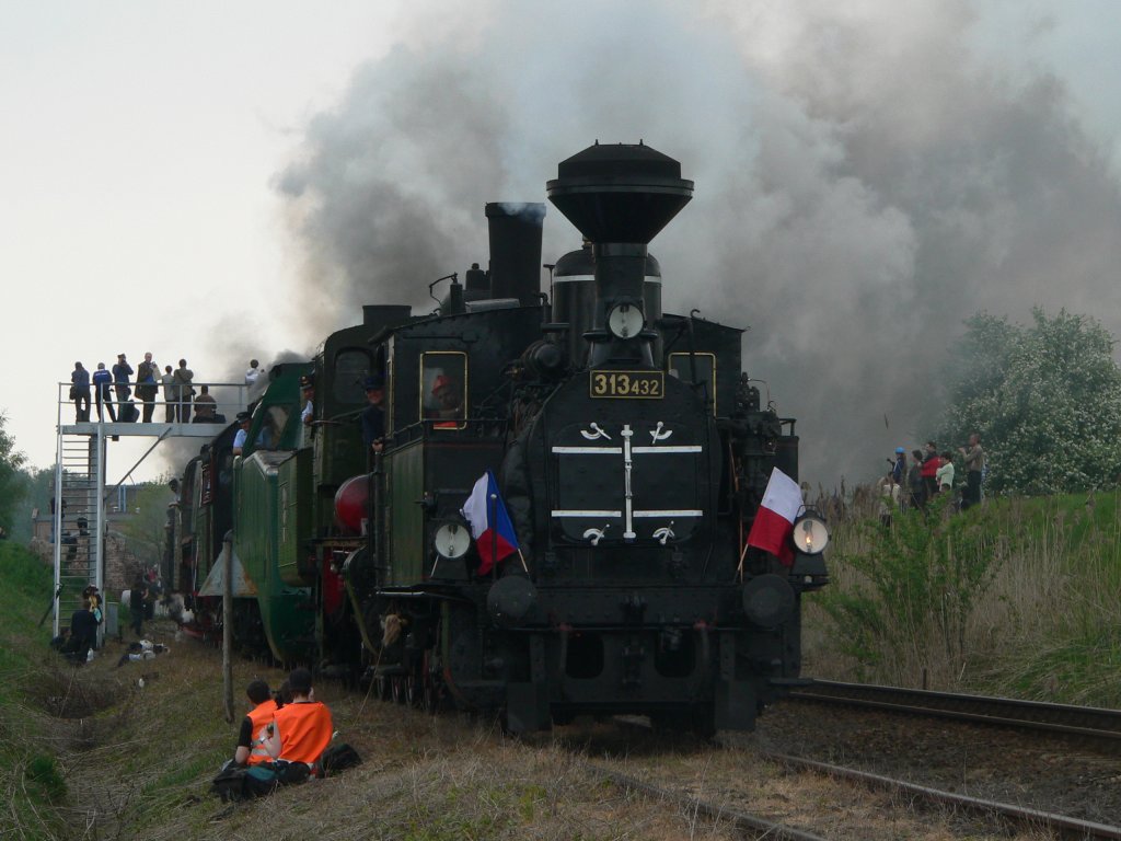 Die tschechische Dampflok 313 432 fhrt an. Dampflokparade Wolsztyn, 1.5.2010