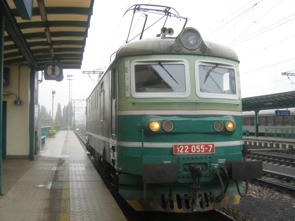 Die Tschechische Skodalok 122 055-7 am 27.10.2008 um 14:35 Uhr als Rangierfahrt im Bahnhof Decin.