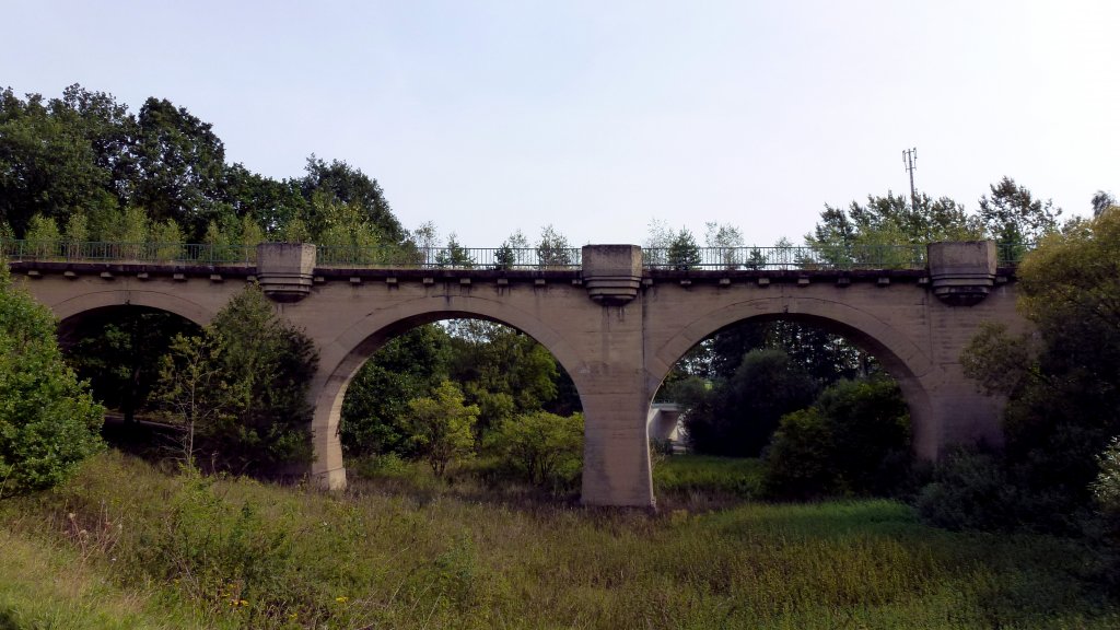 Die Tscherlichbrcke im Triebestal in Zeulenroda. Die Tscherlichbrcke ist eine alte Eisenbahnbrcke. Die Brcke wurde 1999 stillgelegt. Foto 21.09.2012