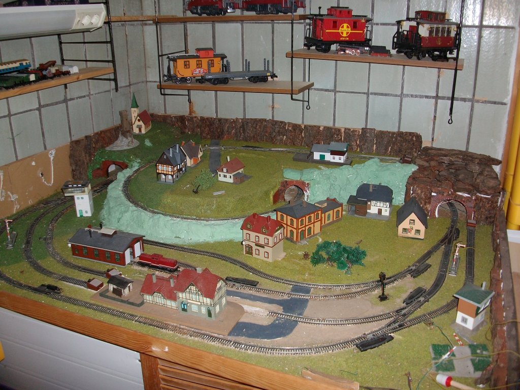 Die TT-Anlage von meinen Vater.Da ich seit Jahren auch Modellbahner bin,mu ich mich doch etwas ber den seltsamen Gleisplan wundern.Na Gut es ist mein Vater seine Anlage da kann er ja bauen so wie er Lust hat.