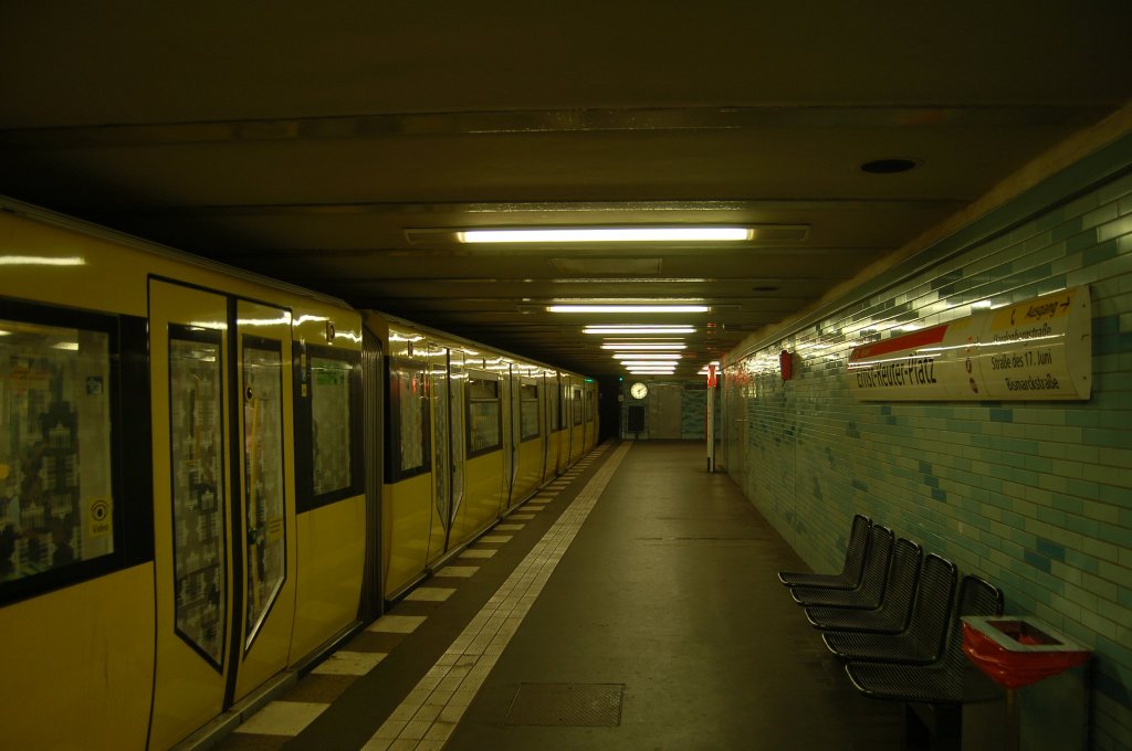 Die Türen des von uns gerade verlassenen UBahnZuges sind